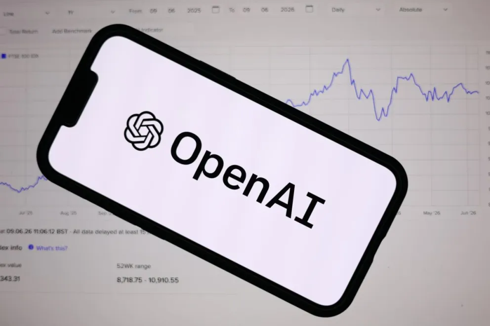 Logo de OpenAI en un móvil. Foto: EFE