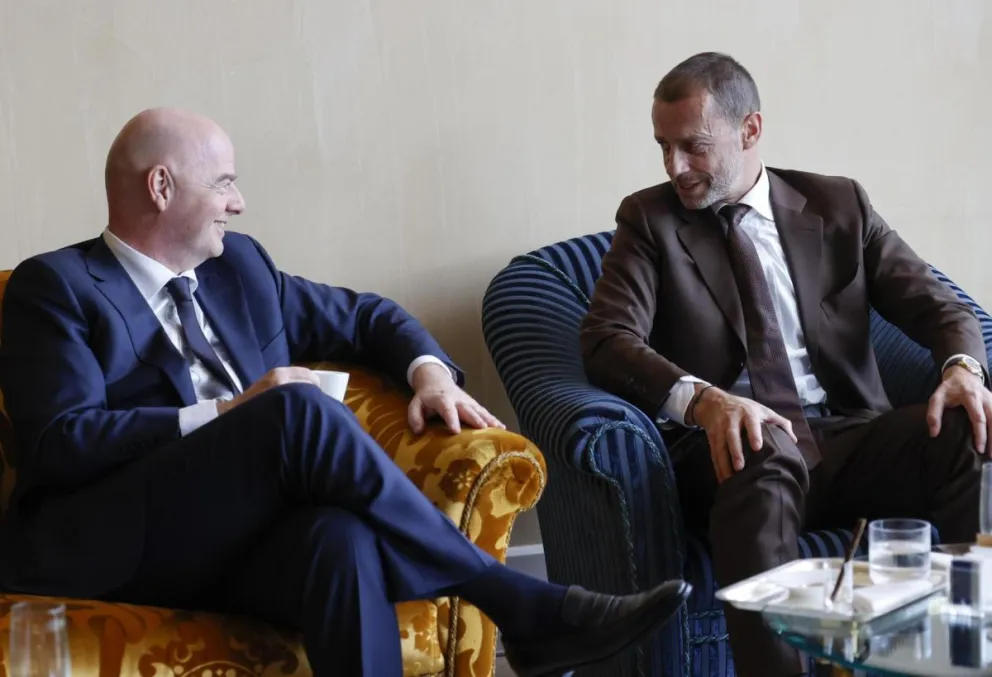 El presidente de FIFA, Gianni Infantino (izq.), junto al de la UEFA, Aleksander Ceferin. Crédito: archivo EFE