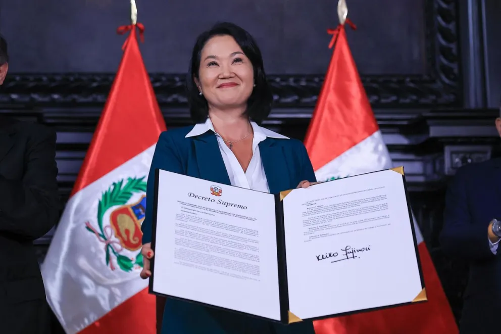 Keiko Fujimori, sosteniendo un documento este lunes, en Lima (Perú). Foto: EFE 