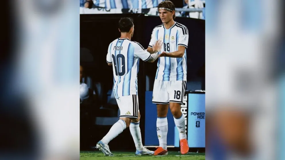 Paz ingresa a la cancha en lugar de Messi en un partido anterior. Foto: AFA.