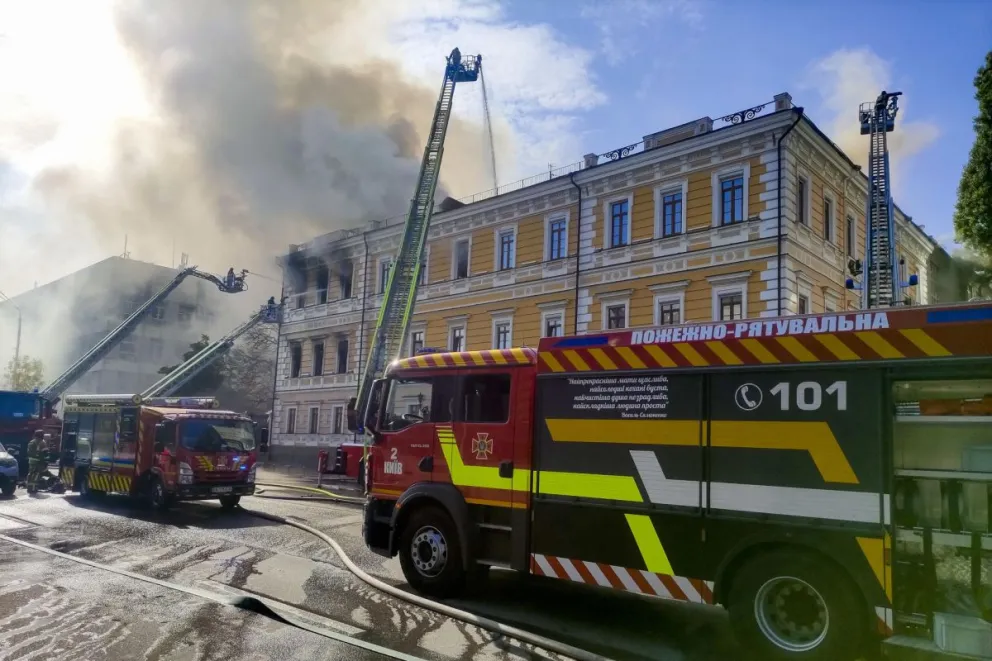 Daños producidos por un dron ruso lanzado a plena luz del día contra la sede de la Academia de las Ciencias de Ucrania, en el centro de Kiev. Foto: EFE/ 