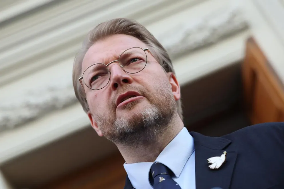 El líder del partido ruso Yábloko, Nikolái Ribakov, habla a los medios en Moscú, Rusia, el 17 de agosto de 2026. Foto: EFE