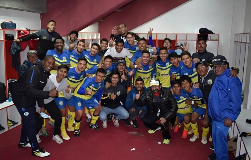 Jugadores, cuerpo técnico y dirigentes de Fatic celebran la clasificación a los octavos de final. Crédito: Club Fatic