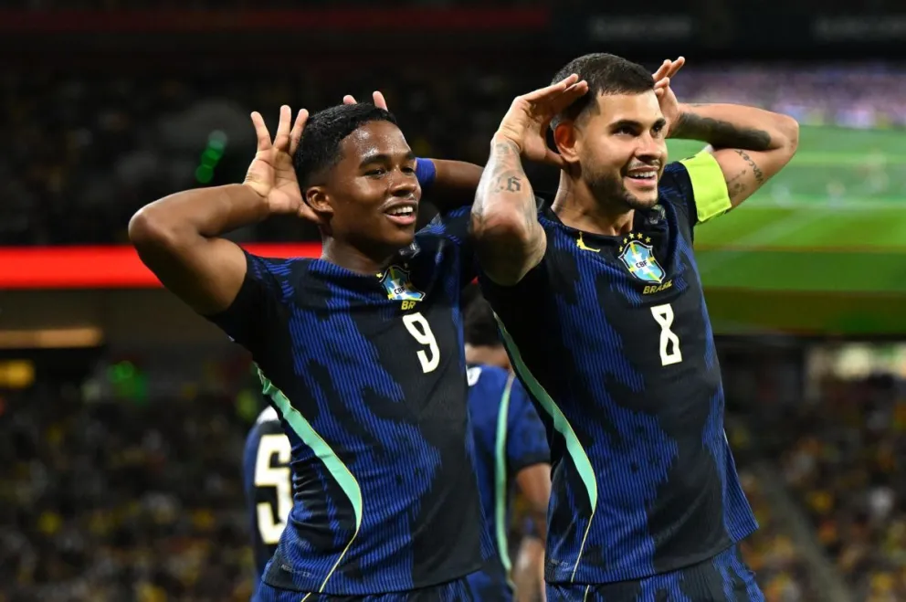 Los brasileños Endrick (izq.) y Bruno Guimarães celebran uno de los goles ante Australia. Foto: EFE
