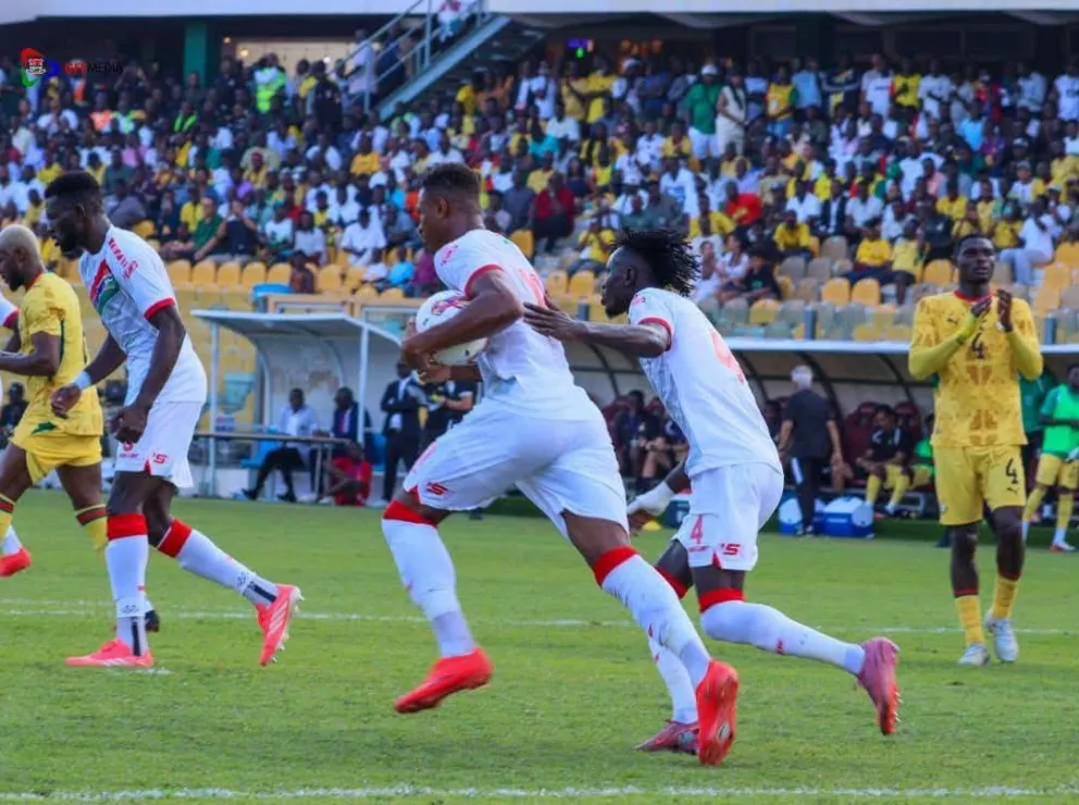 Jugadores de Gambia (de blanco) festejan uno de sus goles a Ghana. Foto: Redes Sociales.