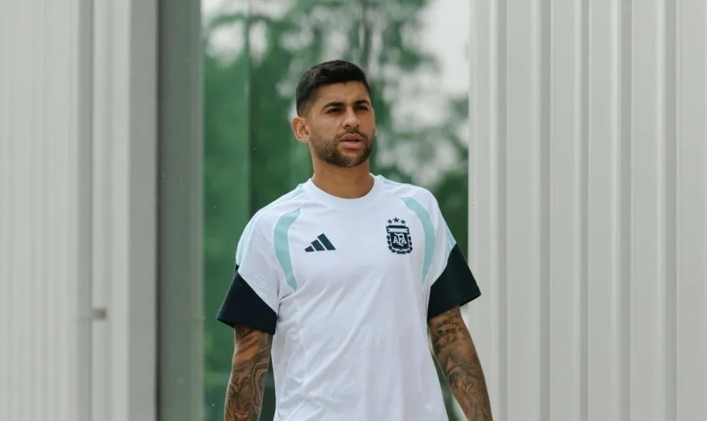Romero con la casaca de entrenamiento de la Albiceleste. Foto: AFA.