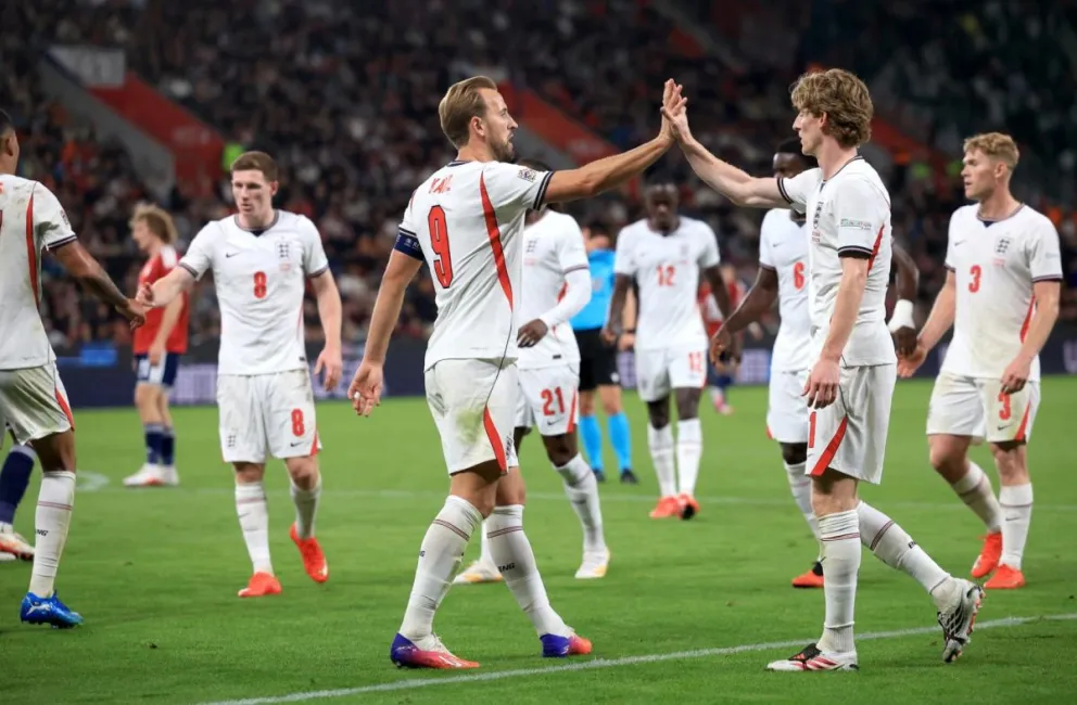 Harry Kane (centro) y Anthony Gordon celebran la victoria de Inglaterra sobre la República Checa. Foto: EFE