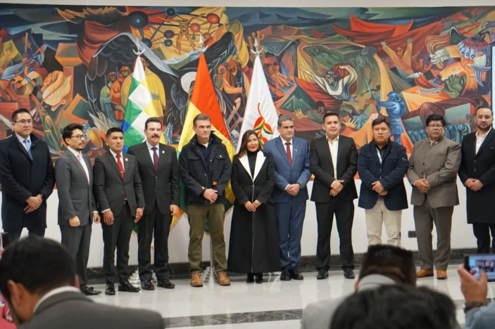 El presidente, Rodrigo Paz, se reunió hoy con los alcaldes de las nueve ciudades capitales. Foto: APG