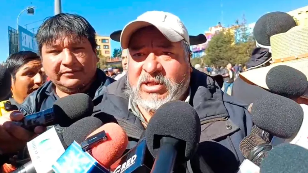 Feliciano Vegamonte, dirigente campesino afín a Evo Morales, en un punto de bloqueo en el peaje de El Alto en junio de este año. Foto: Erbol