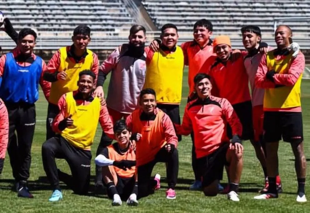 Jugadores de Always Ready durante un entrenamiento en su CAR de Huarina. Foto: Club Always Ready