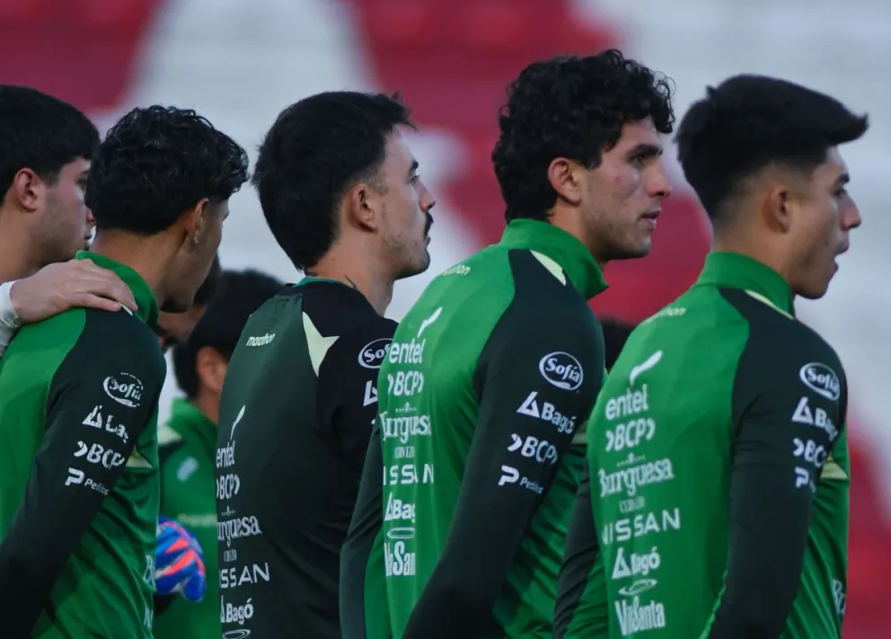 Jugadores de la Selección nacional antes de iniciar el entrenamiento del martes en Córdoba. Foto: la Verde - FBF
