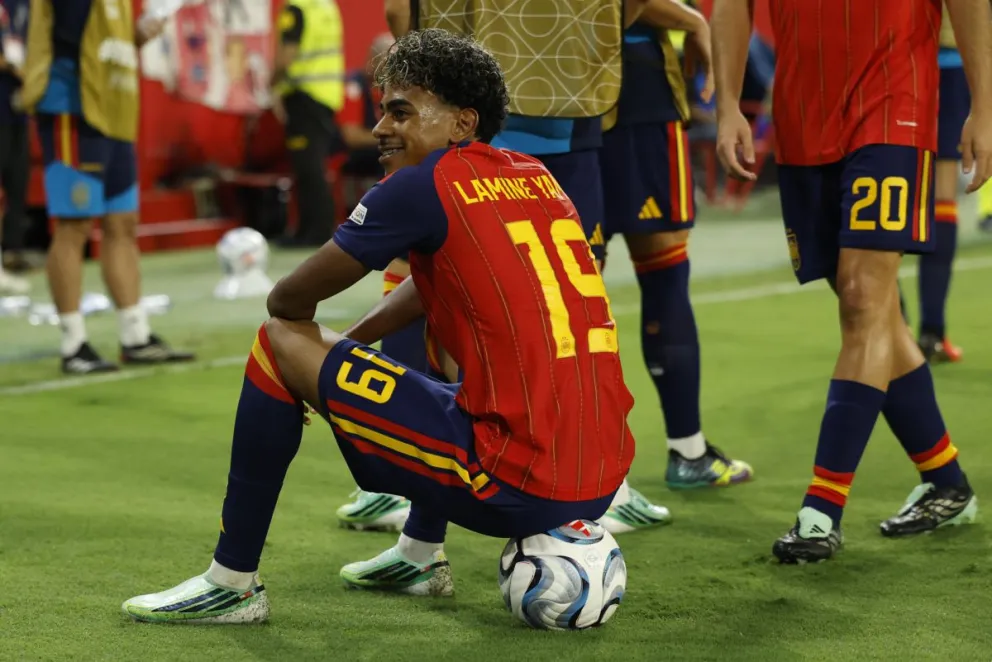 El español Lamine Yamal celebra tras anotar uno de sus goles. Foto: EFE.