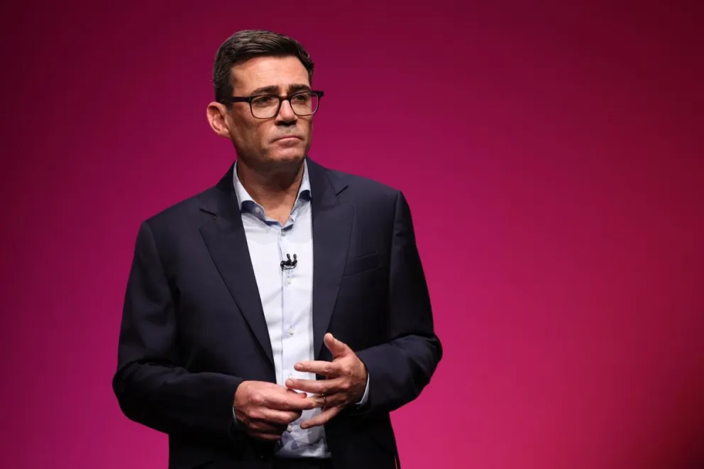 El primer ministro y líder laborista del Reino Unido, Andy Burnham, este martes 29 de septiembre durante su discurso de apertura en la Conferencia del Partido Laborista en Liverpool. Foto: EFE