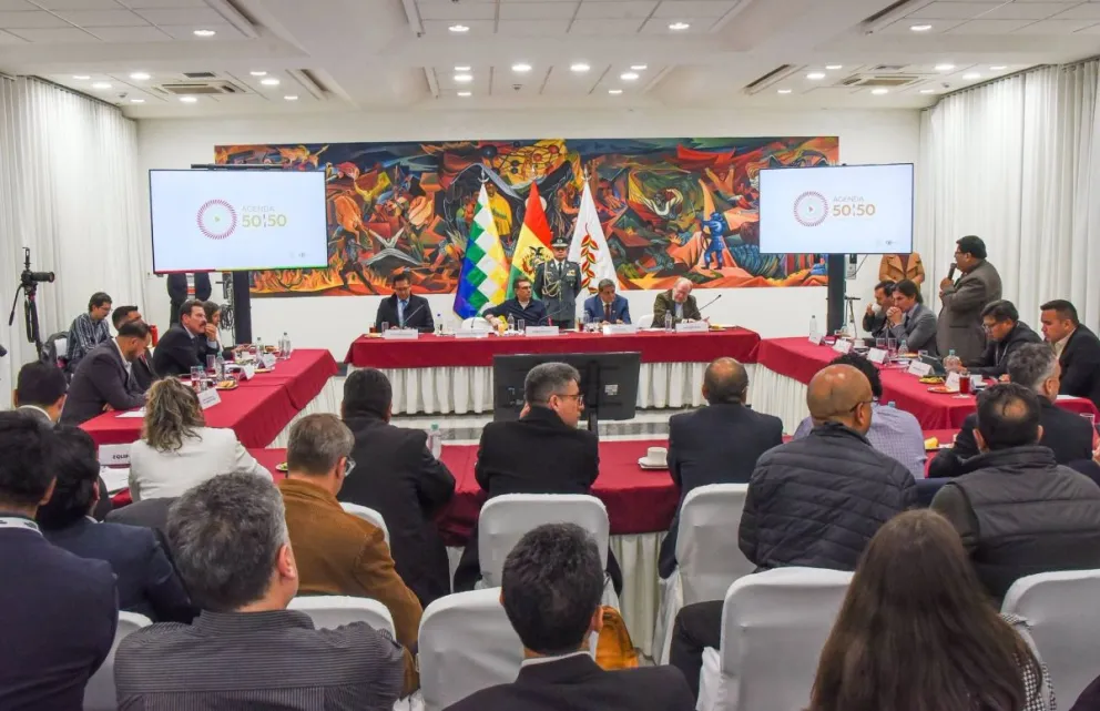 El presidente Rodrigo y los alcaldes de las ciudades capitales y El Alto. Foto tomada de la cuenta en RRSS del presidente Rodrigo Paz