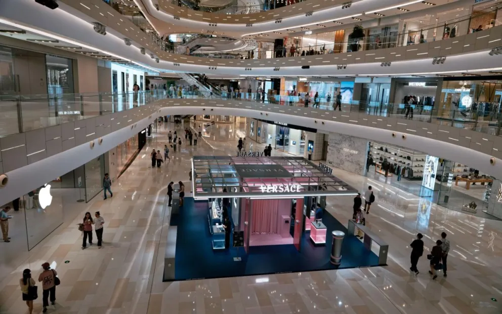 Gente pasea por un centro comercial en Shanghai, China. Foto: EFE