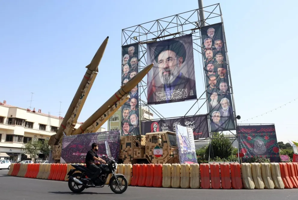 Misiles colocados frente a una valla publicitaria con la imagen del líder supremo de Irán, el ayatolá Mojtaba Jamenei, en la plaza Baharestan, en el centro de Teherán (Irán). Foto: EFE 