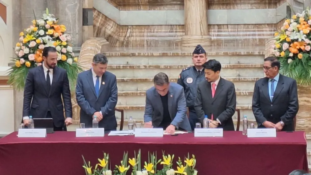 El presidente Rodrigo Paz promulga la ley que libera de responsabilidades de pago por Bs más de 209 millones a las gobernaciones. Foto: Visión 360 