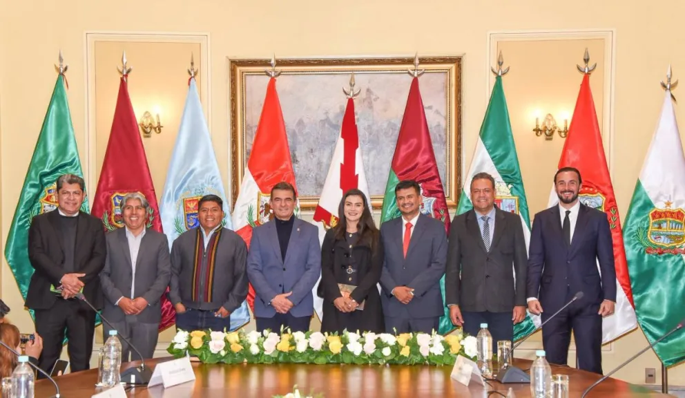 El presidente Rodrigo Paz y gobernadores. Foto tomada de la cuenta en RRSS del presidente Rodrigo Paz