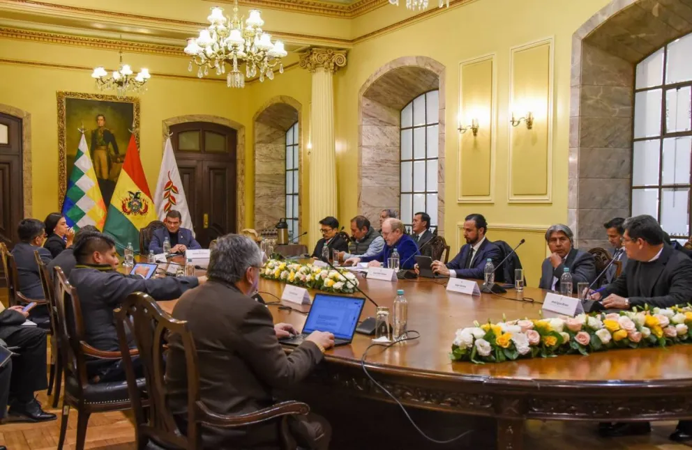 El presidente Rodrigo Paz reunido con gobernadores. Foto tomada de la cuenta en RRSS del presidente Rodrigo Paz