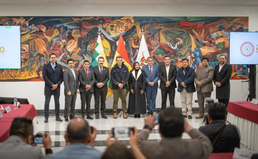 El presidente Rodrigo Paz y algunos alcaldes de ciudades capitales y representantes. Foto: Ministerio de Presidencia