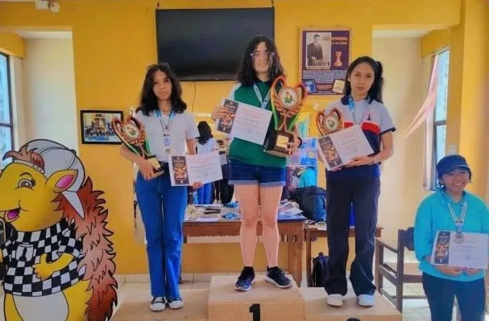 Algunas de las pensadoras durante la premiación. Foto: Federación Boliviana de Ajedrez.