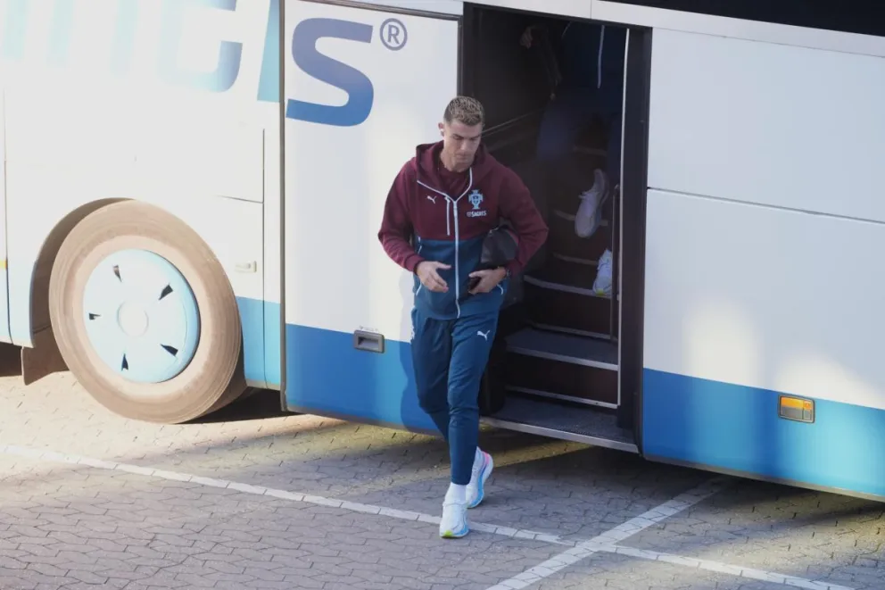 Cristiano Ronaldo llega a la sesión de entrenamiento en el estadio Parken de Copenhage. Foto: EFE.