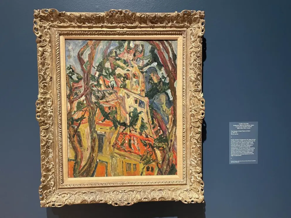 La obra 'The Steeple of Saint Pierre of Cérat' (1921-22) de Chaïm Soutine durante una presentación de la exposición "De Cézanne a Modigliani: Obras de arte moderno de la Colección Pearlman" en el Museo de Brooklyn, en Nueva York (EEUU). Foto:EFE