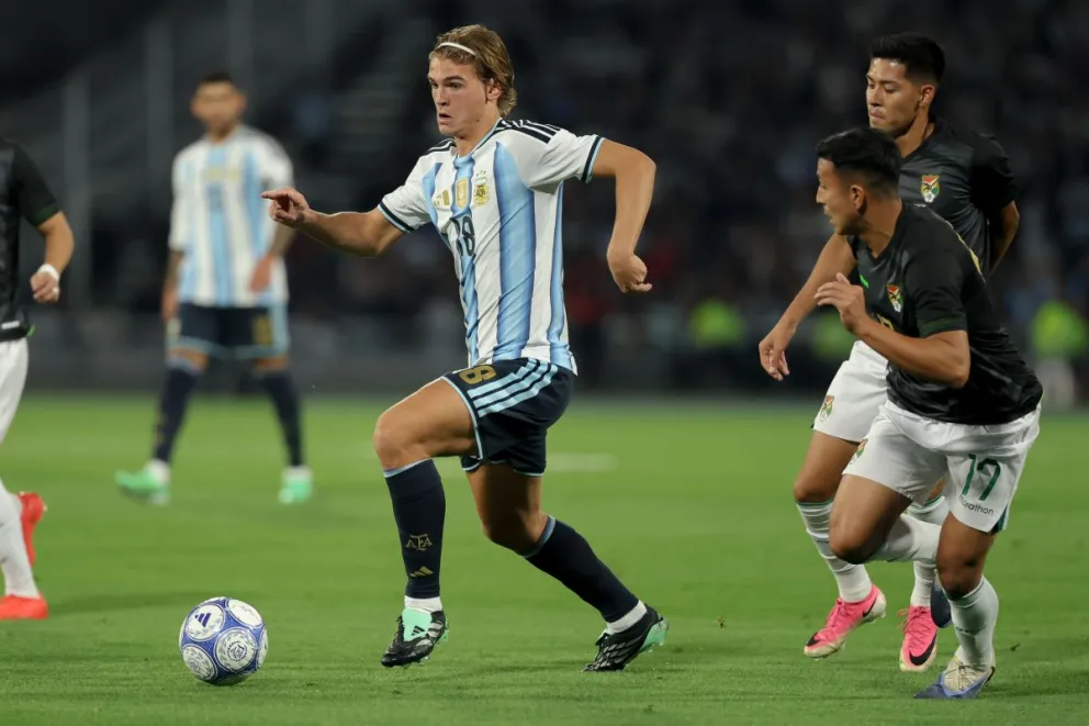 Paz (izq.), de la Albiceleste, domina la pelota ante la marca de Fernández. Foto: AFA.