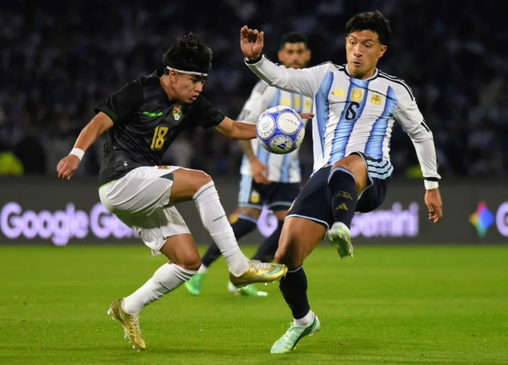 Maraude (izq.) domina la pelota ante la marca de Lisandro Martínez. Foto: APG.