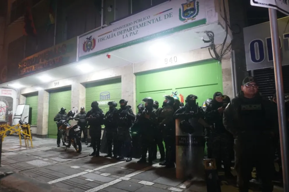 En la ciudad de La Paz, un fuerte contingente policial se trasladó hasta los predios del Ministerio Público al finalizar la jornada del miércoles. Foto: APG