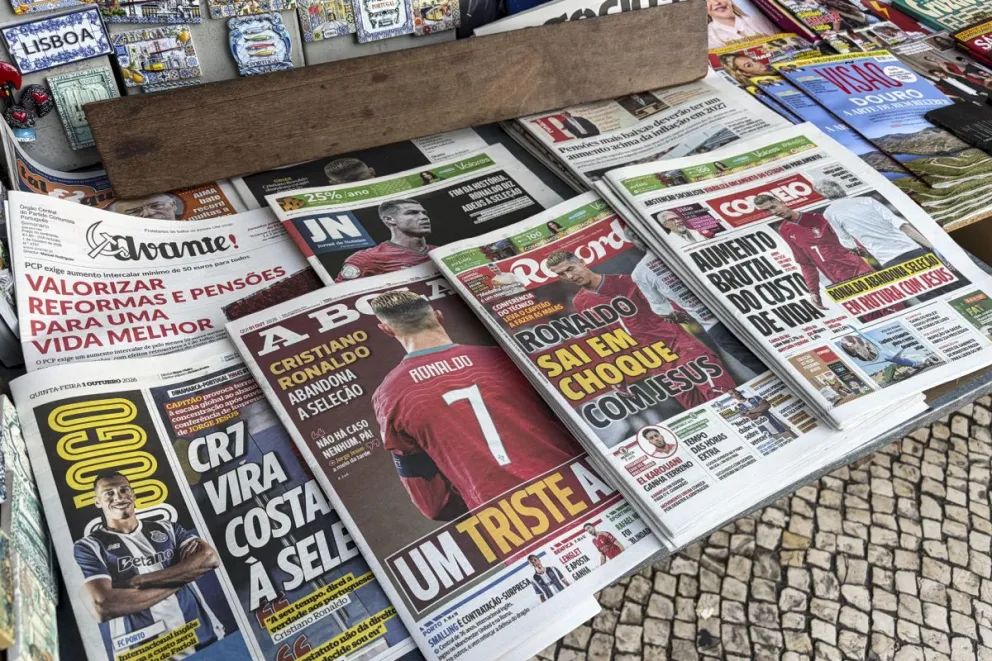 Portadas de periódicos portugueses con la salida de Cristiano Ronaldo de la concentración de la selección. Foto: EFE.