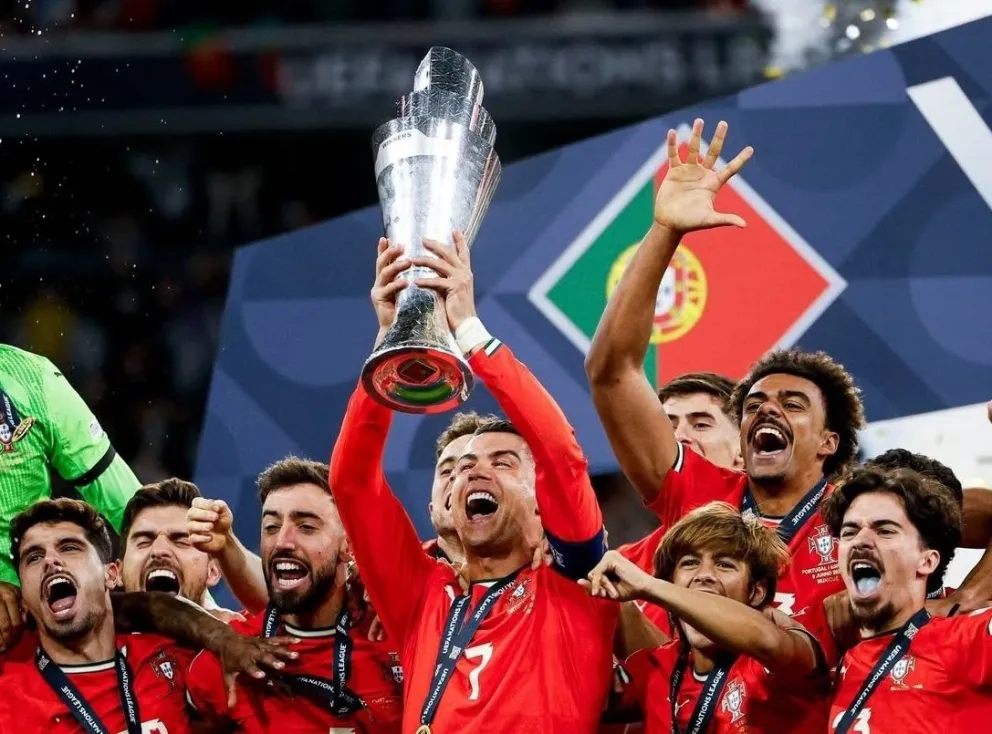 Cristiano levanta el trofeo de la Liga de Naciones 2025. Foto: Cristiano Ronaldo.