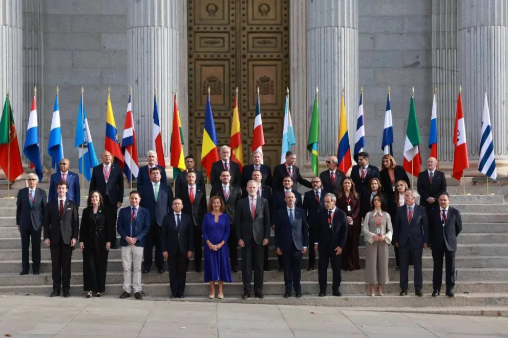 El vicepresidente Edmand Lara en España, junto a otros asistentes al foro. Foto: Ministerio de Asuntos Exteriores, Unión Europea y Cooperación de España
