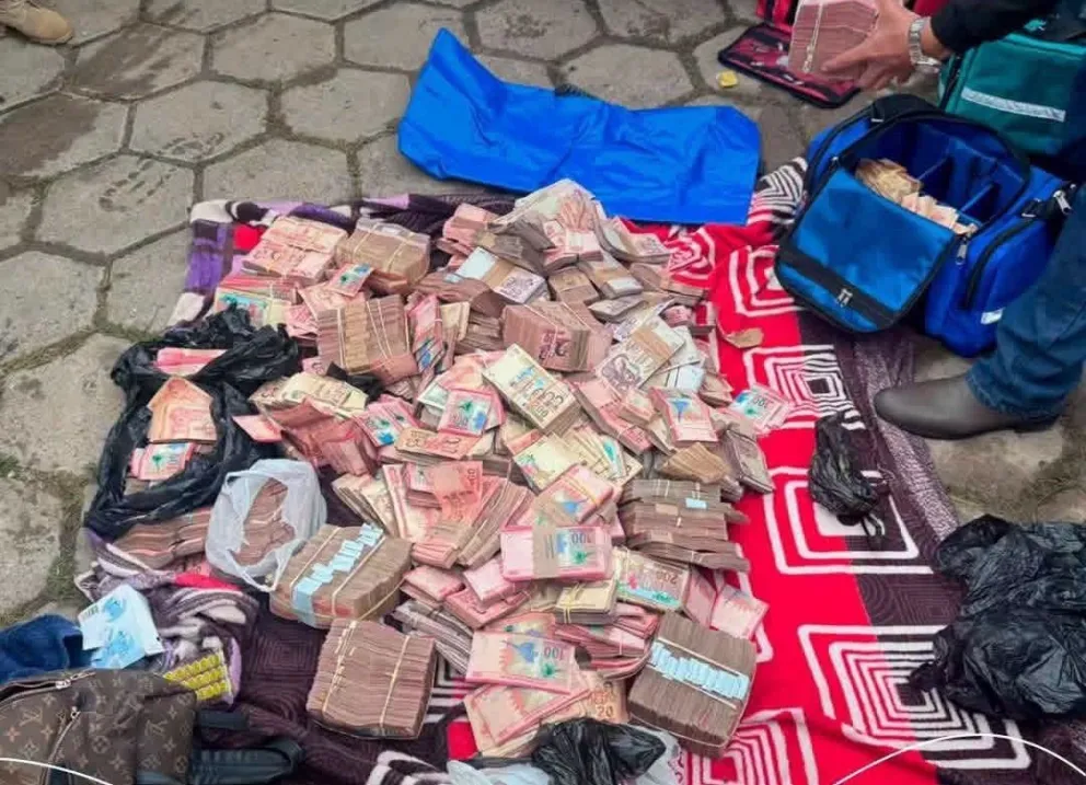 El dinero secuestrado y que estaba dentro de la ambulancia. Foto: Unitel/RRSS