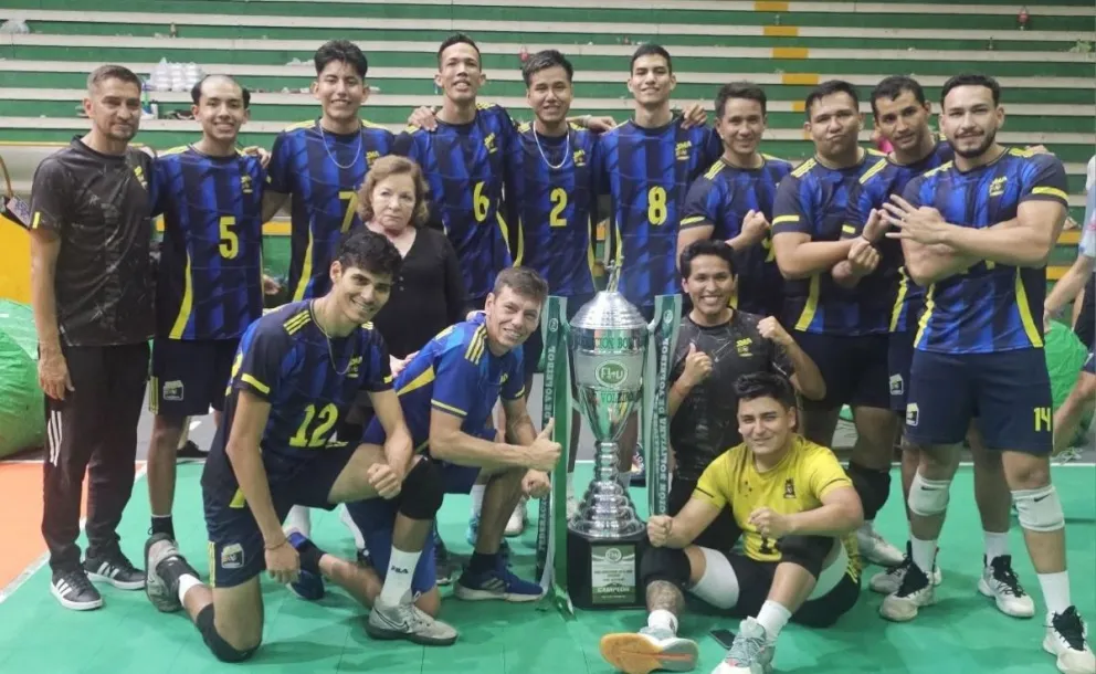 San Martín con su trofeo de campeón. Foto: Club San Martín.