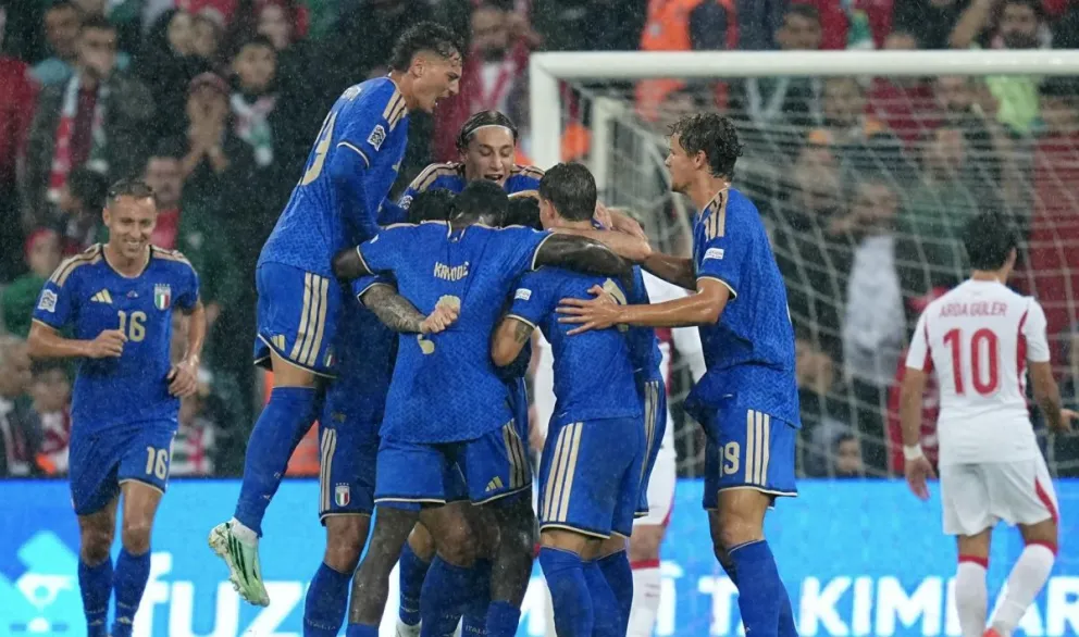 Jugadores de Italia celebran uno de sus goles a Turquía por la Liga de Naciones de Europa. Foto: EFE