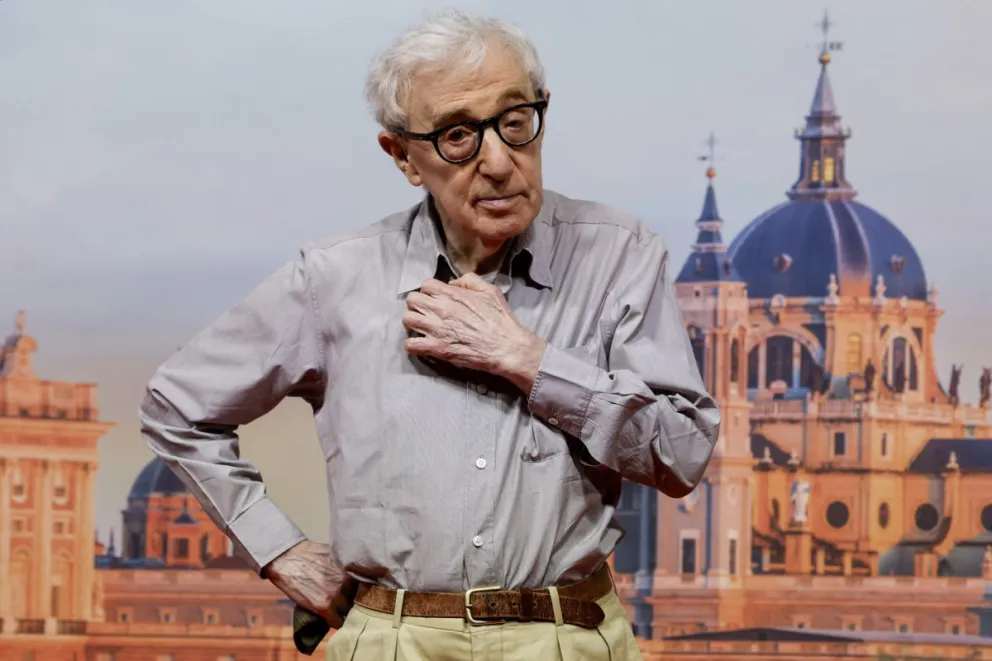 El director de cine estadounidense Woody Allen posa para los fotógrafos durante la presentación del rodaje de su nueva película, este jueves, en la Real Academia de Bellas Artes de San Fernando de Madrid. Foto: EFE/