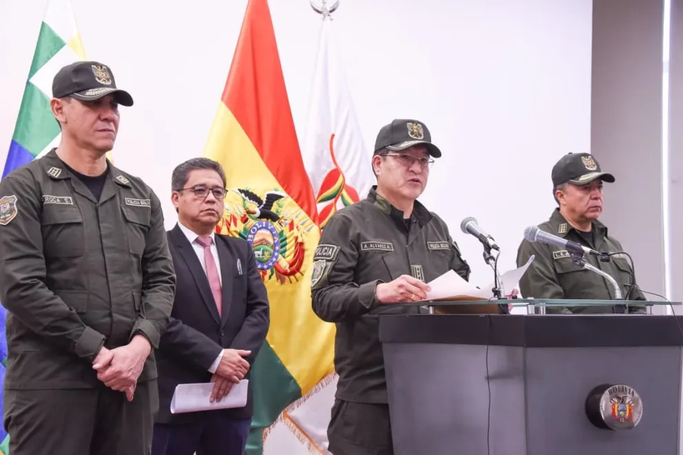 El vocero José Luis Gálvez y el comandante de la Policía, coronel Adrián ÁLvarez. Foto: APG 