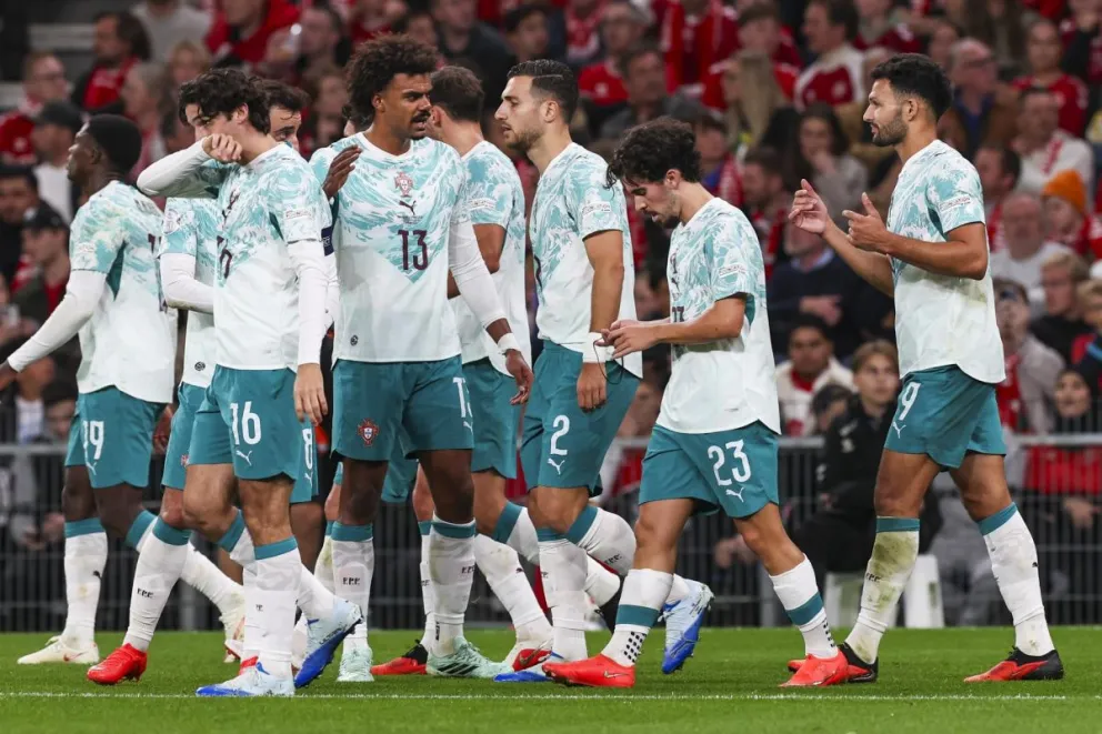 Los portugueses festejan uno de sus goles. Foto: EFE.