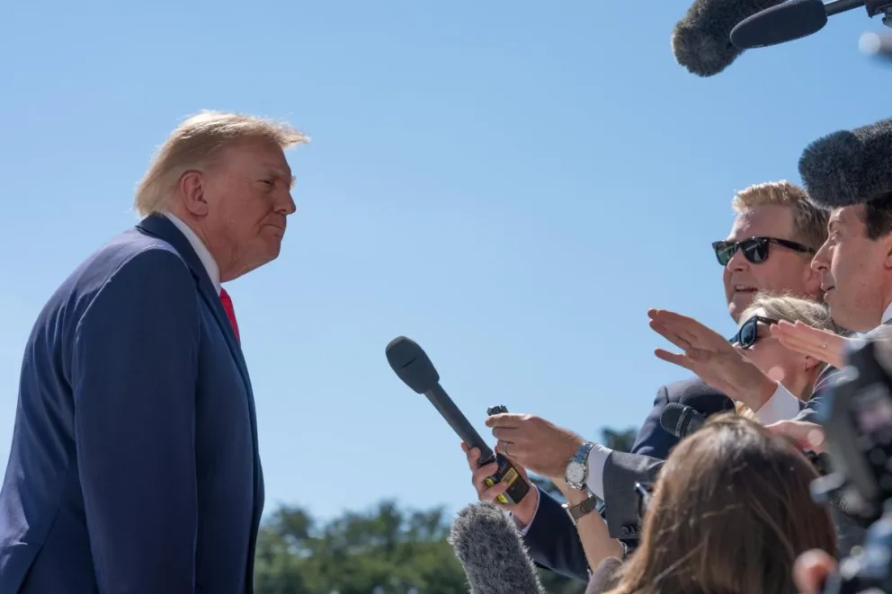 El presidente de Estados Unidos, Donald J. Trump, habla con miembros de los medios de comunicación en el Jardín Sur de la Casa Blanca antes de abordar el Marine One, en Washington, D. C., Estados Unidos, el 1 de octubre de 2026. Foto: EFE