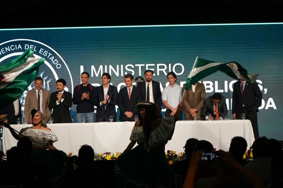 El presidente del Estado, Rodrigo Paz, firmó el Decreto Supremo 5733 que da inicio al proyecto Hub Internacional Viru Viru. Foto: MOPSB