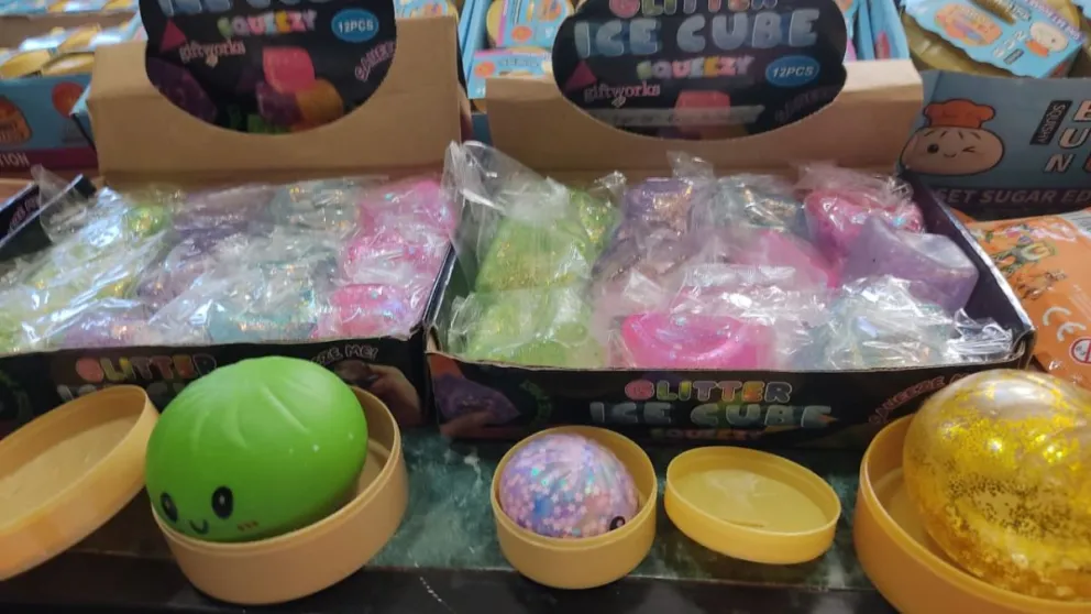 En los operativos, los funcionarios municipales decomisaron 40 cajas, equivalentes a más de 570 unidades de “Squishy Dumpling”. Foto: GAMEA