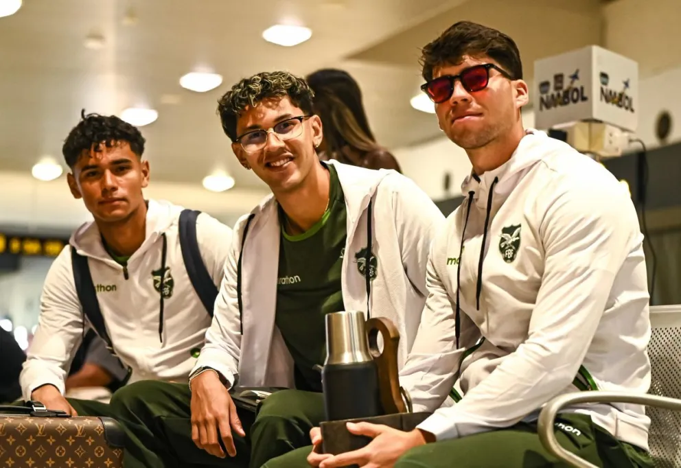 Yomar Rocha (izq.), Diego Arroyo y Óscar López, tres futbolistas que juegan en el exterior. Foto: La Verde - FBF