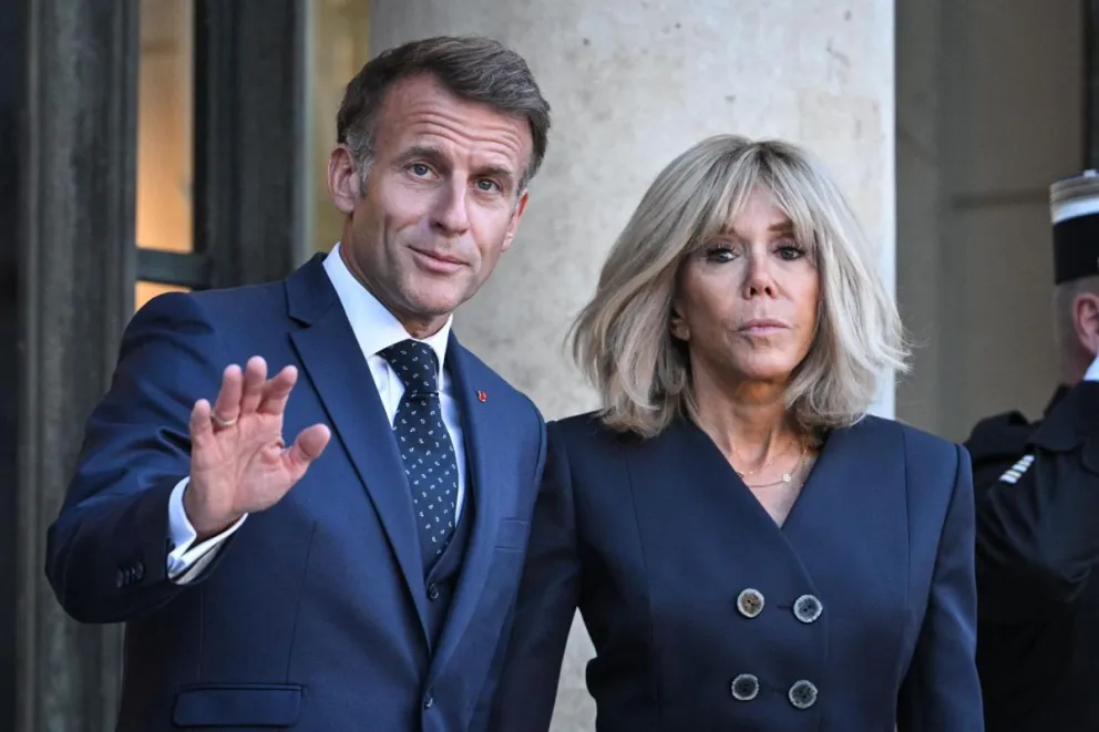 El presidente francés, Emmanuel Macron (i) y la primera dama Brigitte Macron en el palacio presidencial del Elíseo en París ayer jueves. Foto: EFE