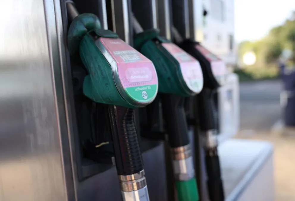 Detalle de las mangueras de un surtidor de combustible de una gasolinera. Foto: EFE
