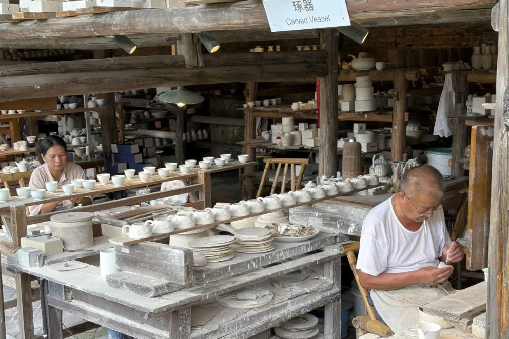 La porcelana china nació en Jingdezhen, una ciudad del este de China donde los hornos aún no se han apagado, continuando una tradición de más de 1.000 años de historia. Foto: EFE 