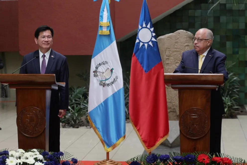 El ministro de Relaciones Exteriores de Guatemala, Carlos Martínez (d), habla en una declaración conjunta con el ministro de Relaciones Exteriores de Taiwán, Lin Chia-Lung, este jueves en Ciudad de Guatemala (Guatemala). Foto: EFE