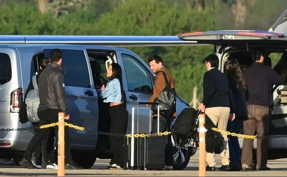 Antonela Roccuzzo y Lionel Messi abordan una movilidad después del arribo al aeropuerto de Rosario. Crédito: 0221