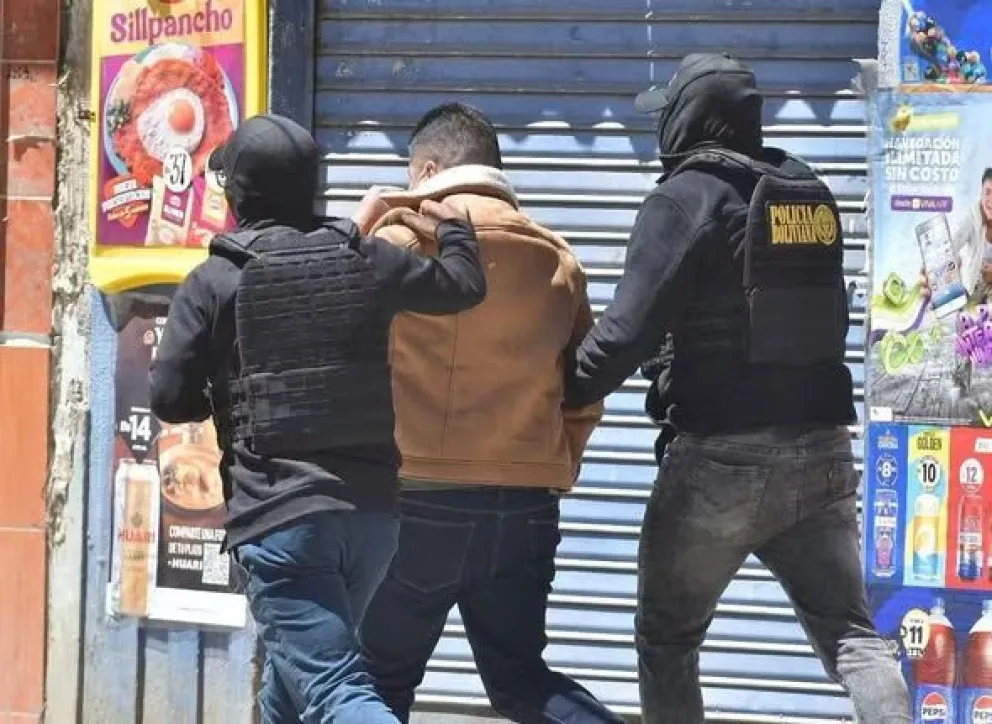 El fiscal superior de la Fiscalía General del Estado Martín Irusta cuando era trasladado a celdas policiales. Foto archivo: APG