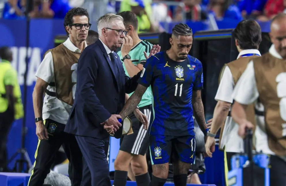 Foto de archivo del técnico de la selección de Brasil, Carlo Ancelotti (izq.), junto a Raphinha. Crédito: EFE